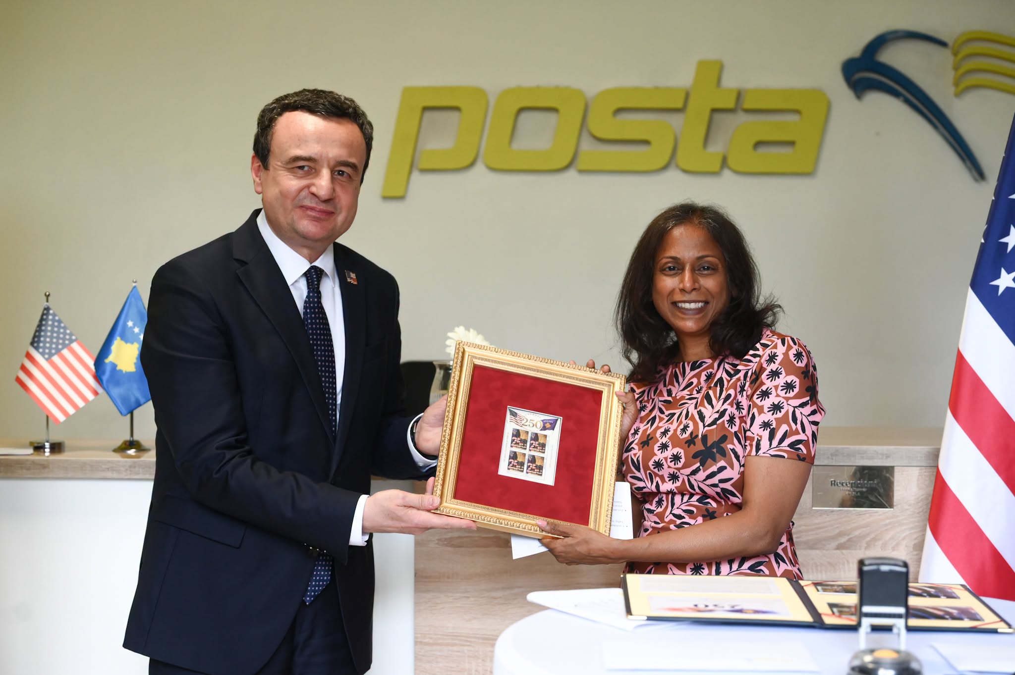 kurti-dhe-e-ngarkuara-me-pune-e-shba-se-prezantojne-pullen-perkujtimore-freedom250-kosova-nder-te-parat-ne-bote