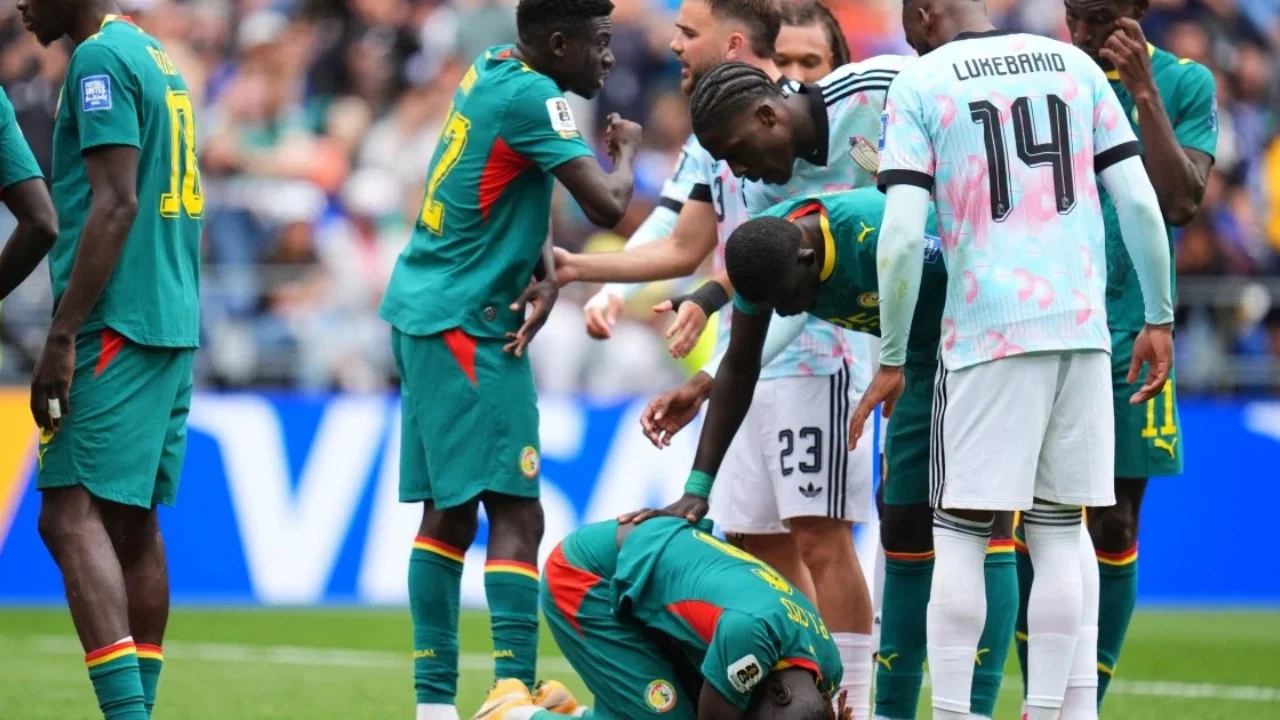 Turp historik për Senegalin  trajneri firmos 5 orë para ndeshjes  zyrtarët shpenzojnë mijëra euro për luks dhe femra 
