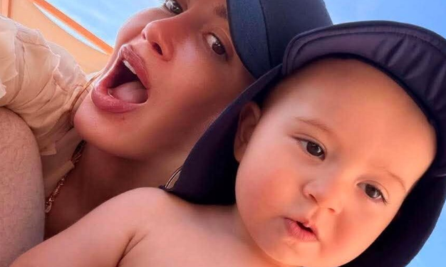 Djali i Dafina Zeqirit  fëmija më i famshëm i momentit  ja çfarë bën 