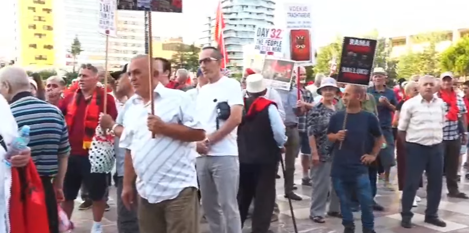 Dita e 32 të e protestës  nis grumbullimi i qytetarëve