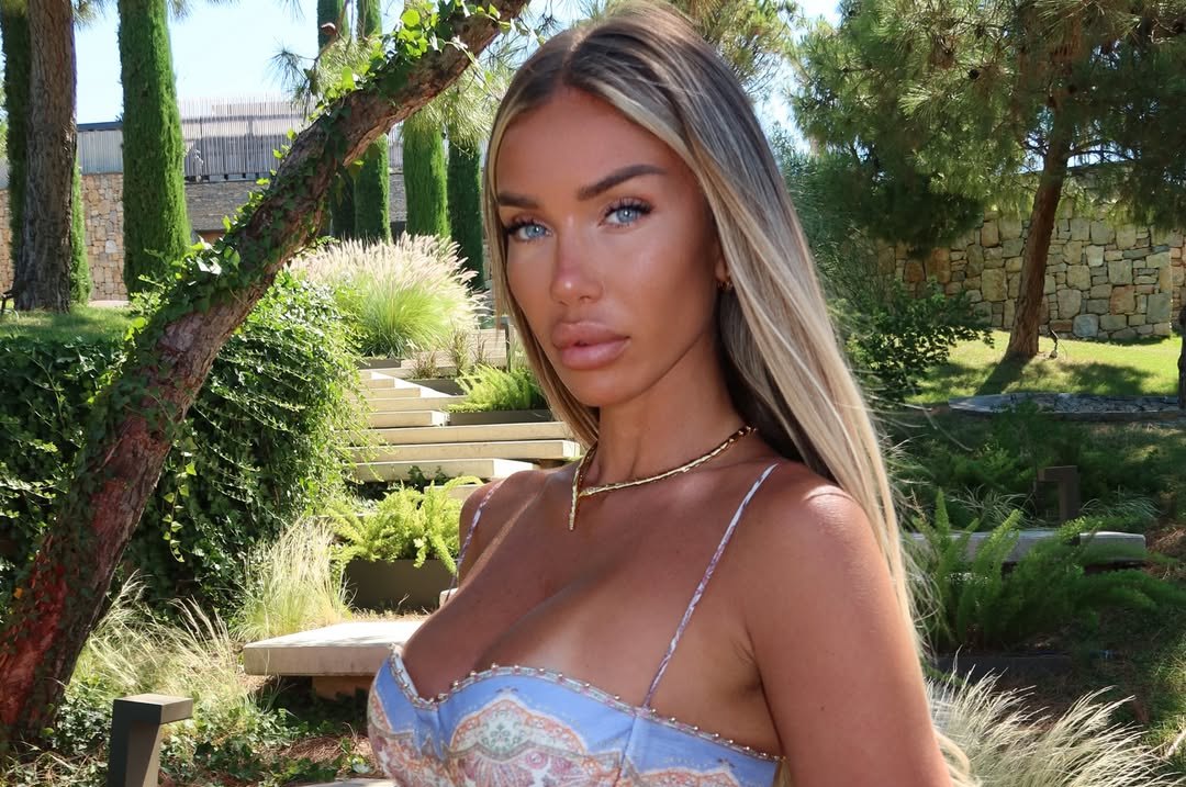Adelina Tahiri vendos t i  çmend  pushuesit  kështu ekspozohet në plazh