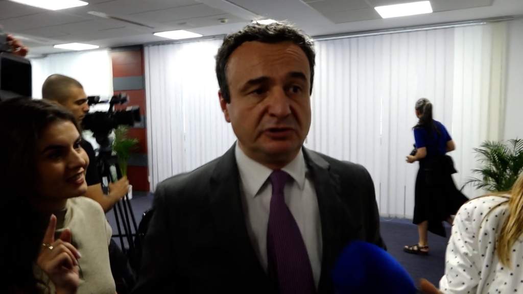 Kurti nuk flet për situatën politike, thotë se ka takim