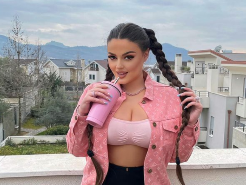  Qeni që lehë nuk të kafshon   Enca e  fut  në kafazë një mashkull të zhveshur