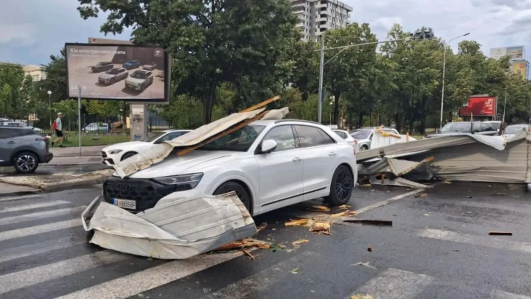 Çati, pemë dhe semaforë të rrëzuar dhe rrugë të bllokuara nga moti i keq në Shkup