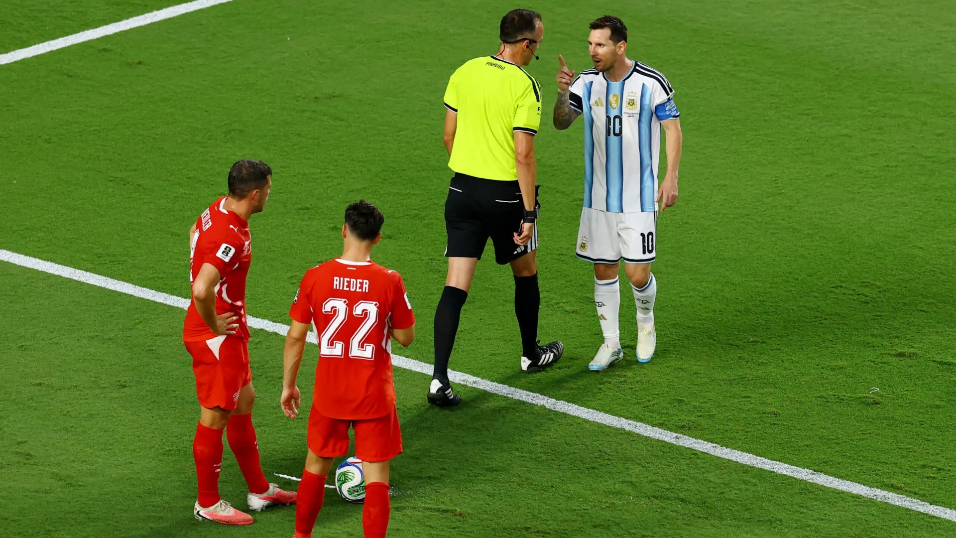  Shpërthen  rrjeti  Messi përplaset me arbitrin portugez   Respekt ndaj meje  