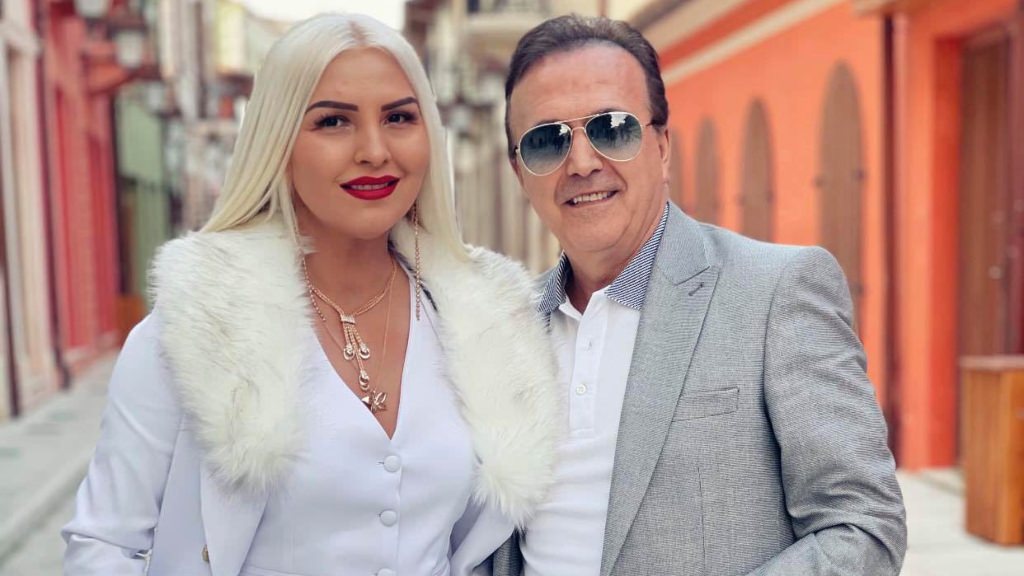 Mihrija ndryshon pamjen me flokë kaçurrele  ja komplimenti i ëmbël që mori nga Naimi