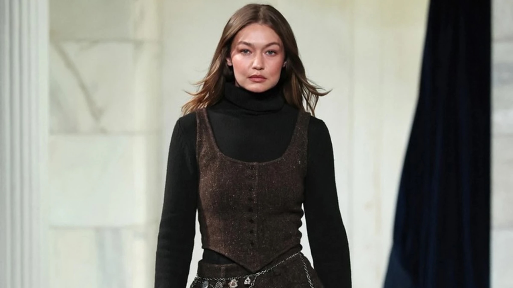 pas-pese-muajsh-larg-pasareles-gigi-hadid-rikthehet-me-nje-paraqitje-qe-la-te-gjithe-pa-fjale