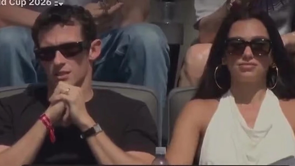 Dua Lipa dhe Callum Turner “rrëmbejnë” vëmendjen në finalen e Botërorit, mes yjeve që pushtuan tribunat VIP!