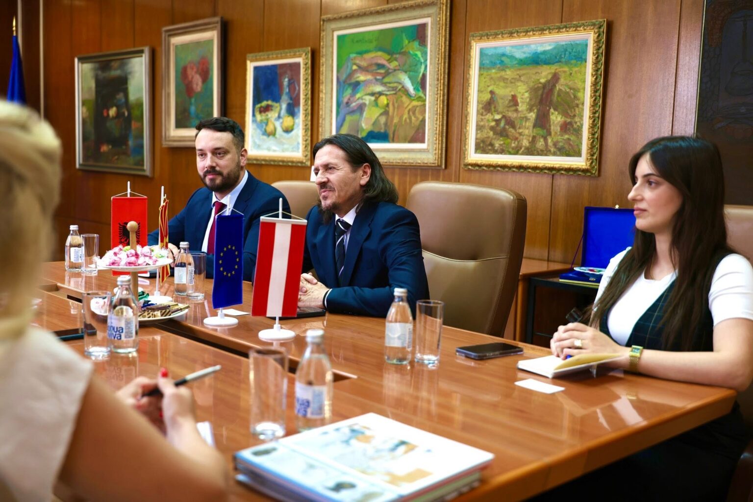 Новиот министер за култура дочекува гости со албанско знаме