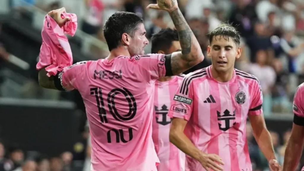 “Messi, ti nuk do të ecësh kurrë vetëm”/ Inter Miami humbet me Monterrey, tifozët dhe De Paul i kushtojnë një homazh të veçantë kapitenit argjentinas