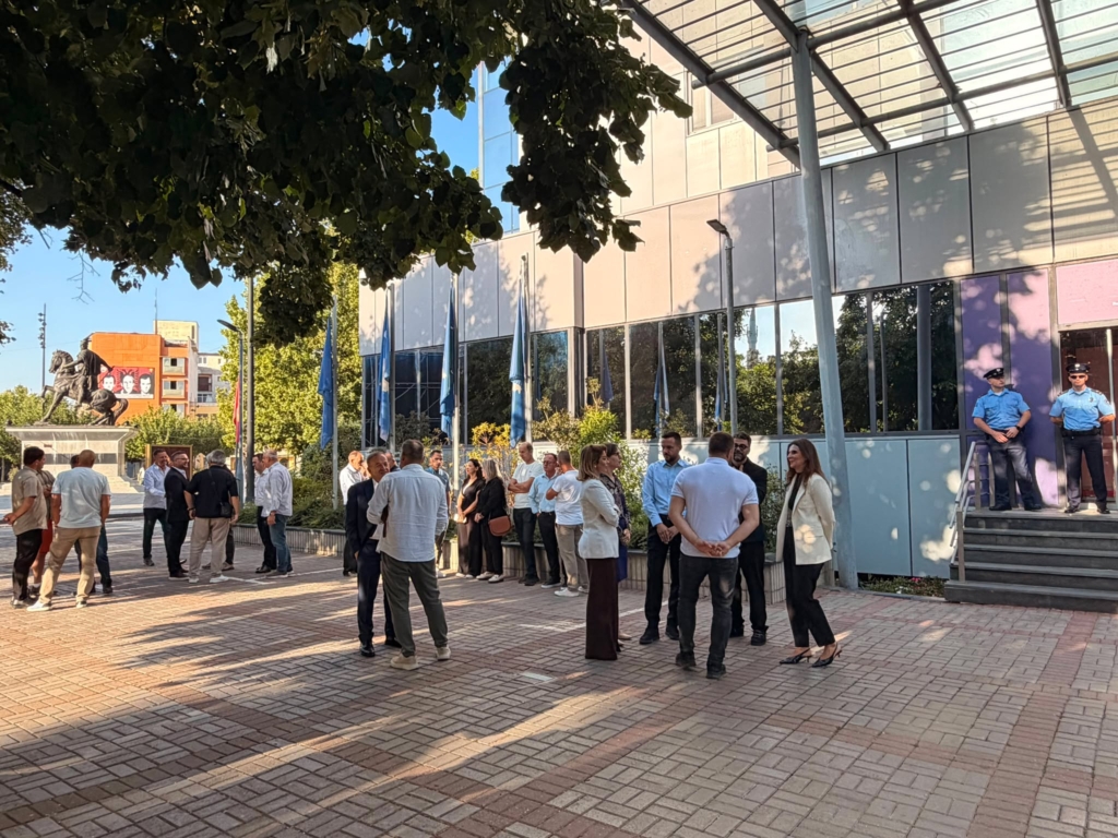 PDK-së i bashkohen asamblistë e aktivistë nga Shtimja dhe Fushë Kosova në protestën para Qeverisë