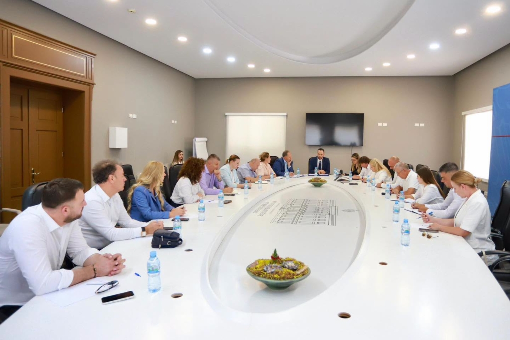 “Çdo shqetësim i qytetarëve meriton përgjigje”, Lamallari mbledh prefektët e 12 qarqeve, përcjell porositë e Ramës