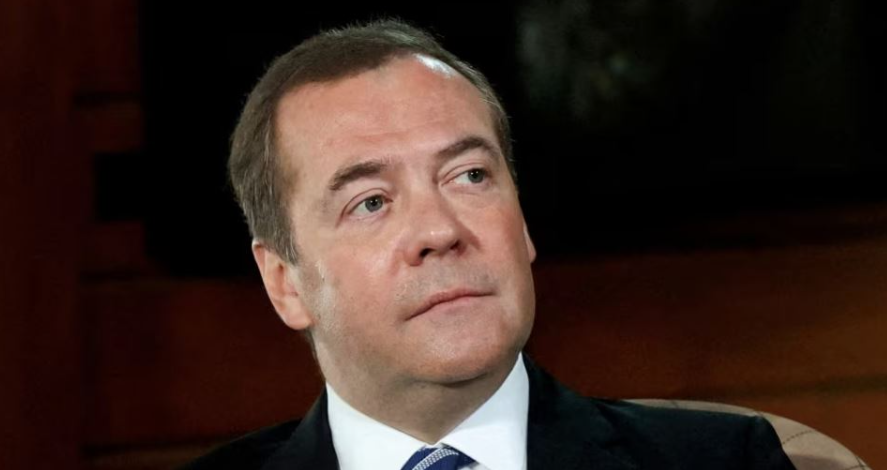 Paralajmëron Medvedev: Rusia mund të sulmojë anijet tregtare që transportojnë mallra për armikun