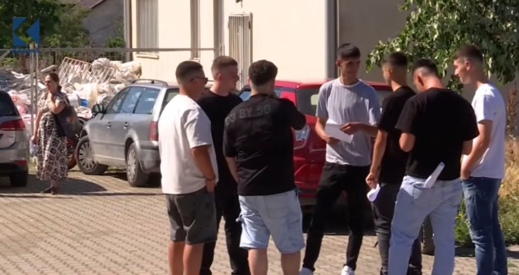 Testi i maturës: Rreth 6 mijë nxënës e provojnë për herë të dytë (VIDEO)