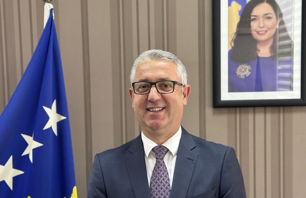 Ministria sqaron pse e transferoi Bekim Hoxhën në një tjetër pozitë