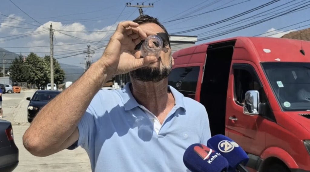 Ndalohet uji për pije në 4 fshatra të Tetovës! Kryetari i Bashkësisë Lokale i sfidon, pi ujë para kamerës