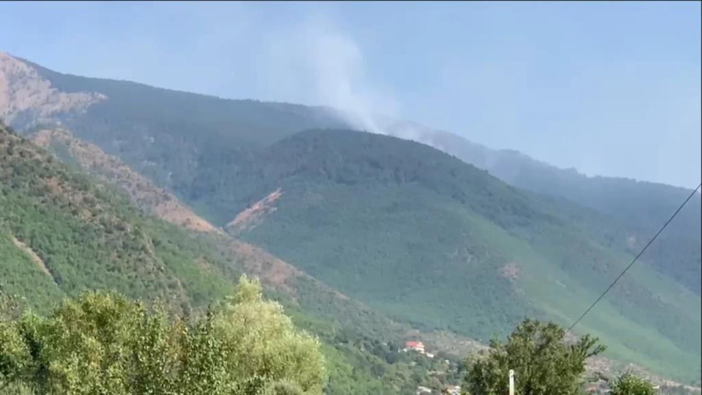 Vatër e madhe zjarri në disa fshatra në Bulqizë, kërkohet ndërhyrje emergjente nga ajri dhe në terren