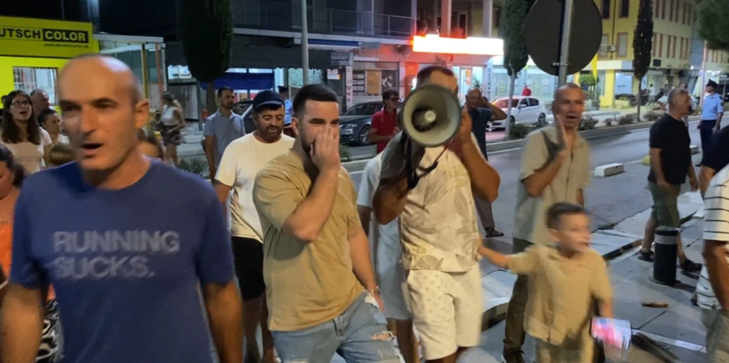 Divjaka prej 15 ditësh në protestë, banorët kundërshtojnë bashkimin me Lushnjën dhe kritikojnë këshilltarët bashkiakë
