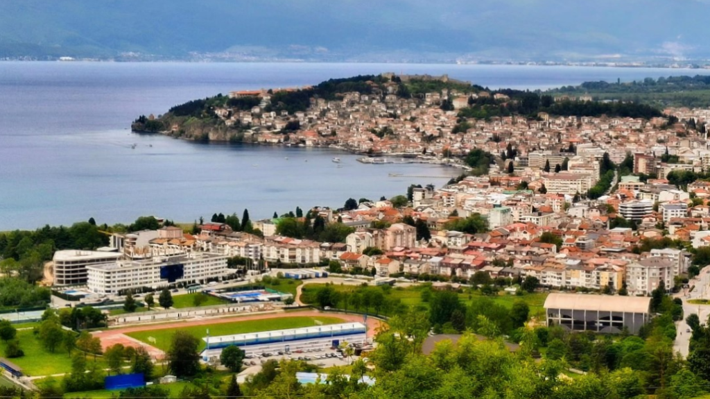 Të rinjtë po largohen nga Ohri! Pasiguria i shtynë drejt emigrimit
