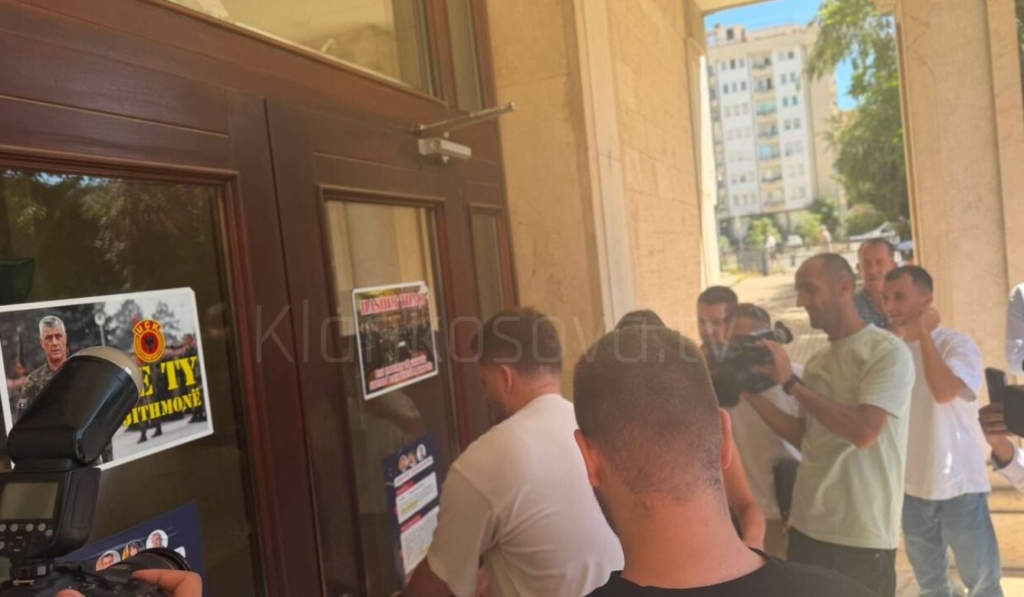 “Shkelësit e Kushtetutës” – largohen pankartat e RDK-së nga dyert e Kuvendit