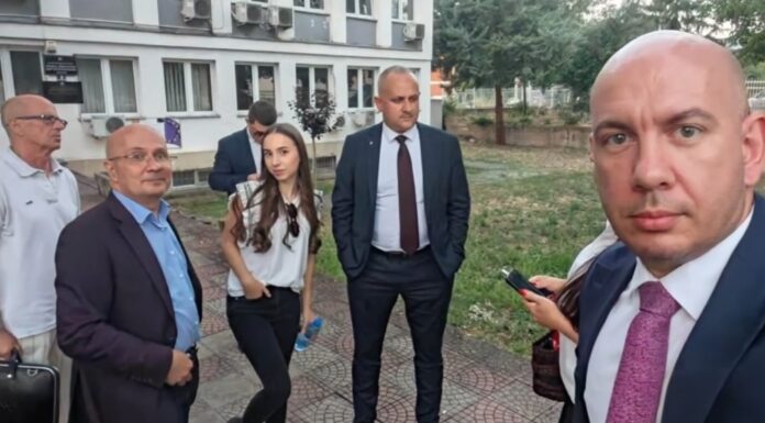 Dy deputetë bullgarë me ndalesë hyrje u shfaqën në një seancë gjyqësore në Koçan, ngrihen pikëpyetje