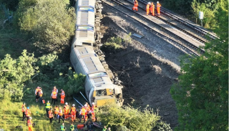 Aksident i rëndë hekurudhor, treni me 150 pasagjerë del nga shinat (VIDEO)