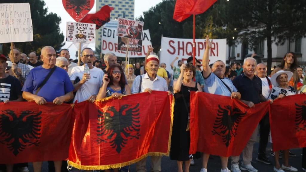 Dita e 79-të e protestës/ Flet tubuesi i përfshirë në incidentin e djeshëm: Policia të marrë masa. Të mos përçahemi!