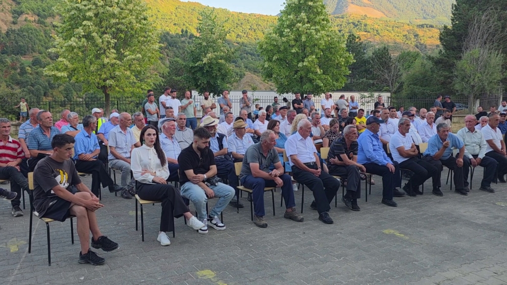 “Rama po shkon drejt rënies”, banorët kundër shkrirjes së bashkisë Klos: Bashkimi me Burrelin, do jetë si Kosova me Beogradin