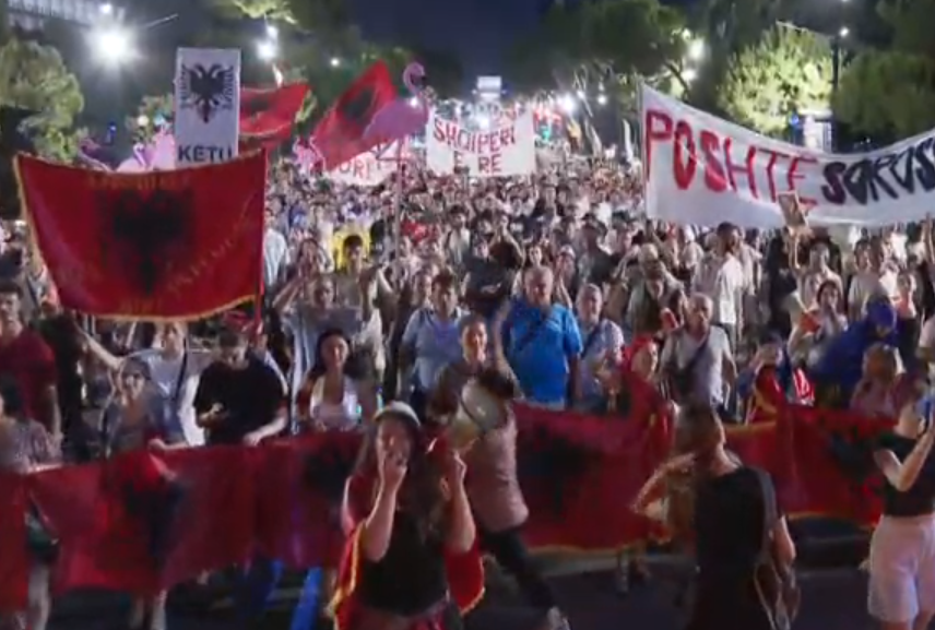 Mbyllet dita e 90 e protestës, qytetarët nisin marshimin në rrugë