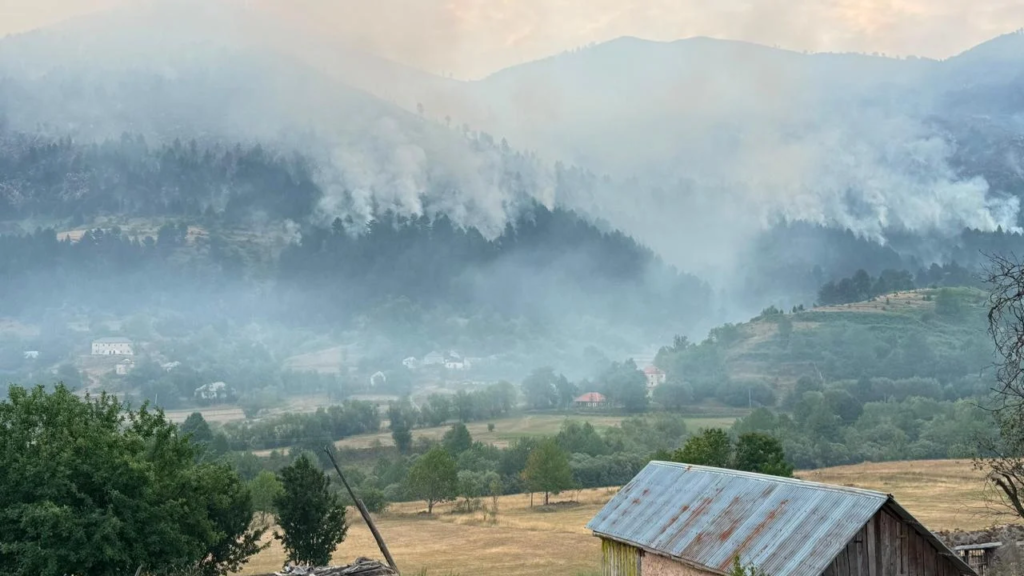 Zjarret në qarkun e Dibrës nuk ndalen, flakët i afrohen banesave