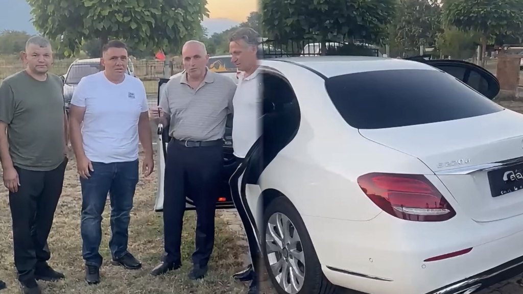 Xhemati i dhurojnë Mercedes luksoz imamit të fshatit: E gëzofsh hoxho, drejtoje me kujdes… (VIDEO)