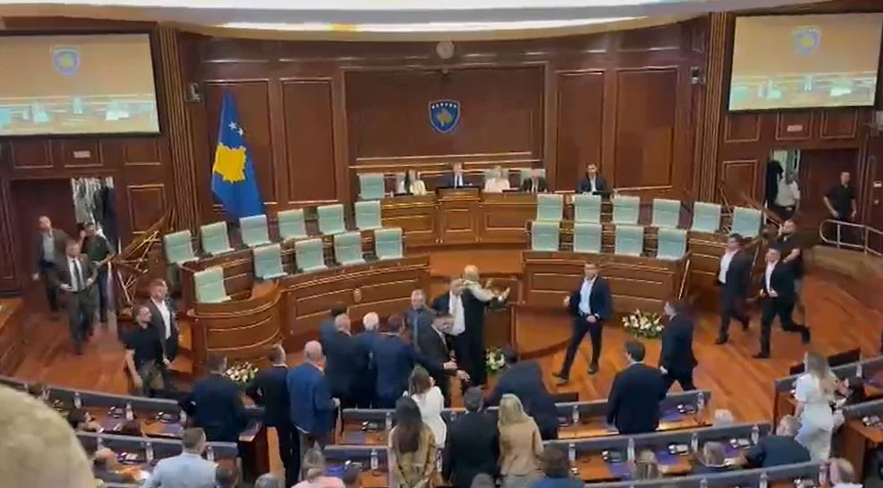 Kurti kërkon kohë për negociata, deputetja e AAK-së i hedh vezë
