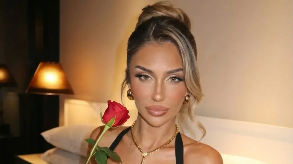 Fustani krem i Lauren Blake rrëmben vëmendjen nën qiellin blu