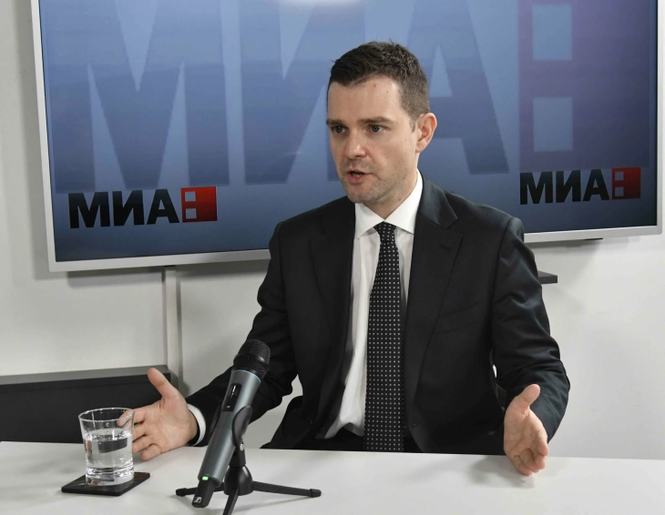 Mucunski: Bisedimet po zhvillohen “nën radar” për zhbllokimin e rrugës evropiane të Maqedonisë