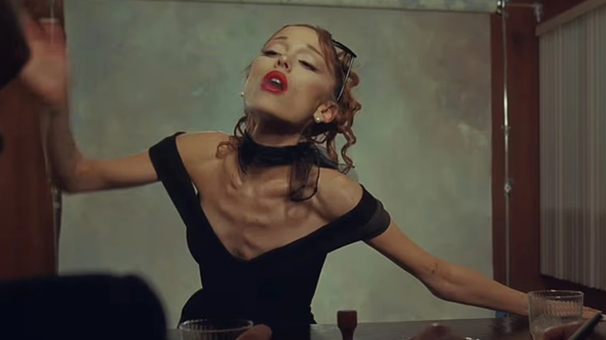 videoklipi-i-ri-i-ariana-grandes-ndez-debat-ne-rrjet-per-shendetin-e-saj