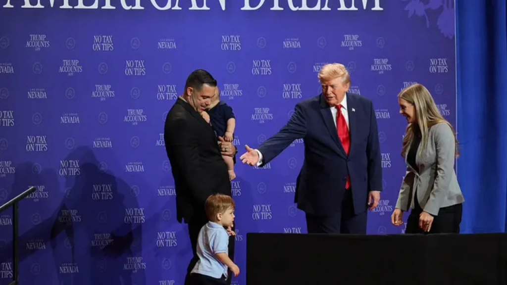 Video/ Trump kap vogëlushin para se të bjerë nga skena, nuk i kursen ironitë për Biden: S’dua që të bëhet si ai