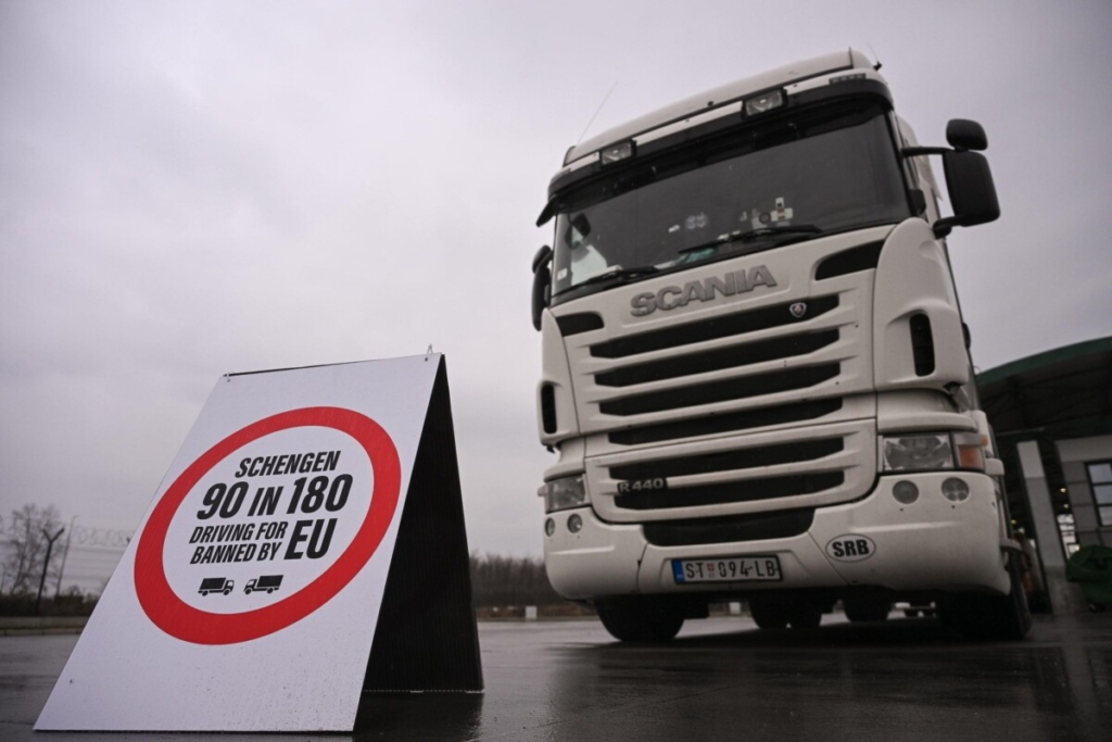 Transportuesit sot protestojnë para Delegacionit të BE-së në Shkup