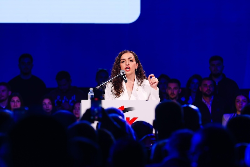 Vjosa Osmani:Serbia ende fle mbi varreza masive!