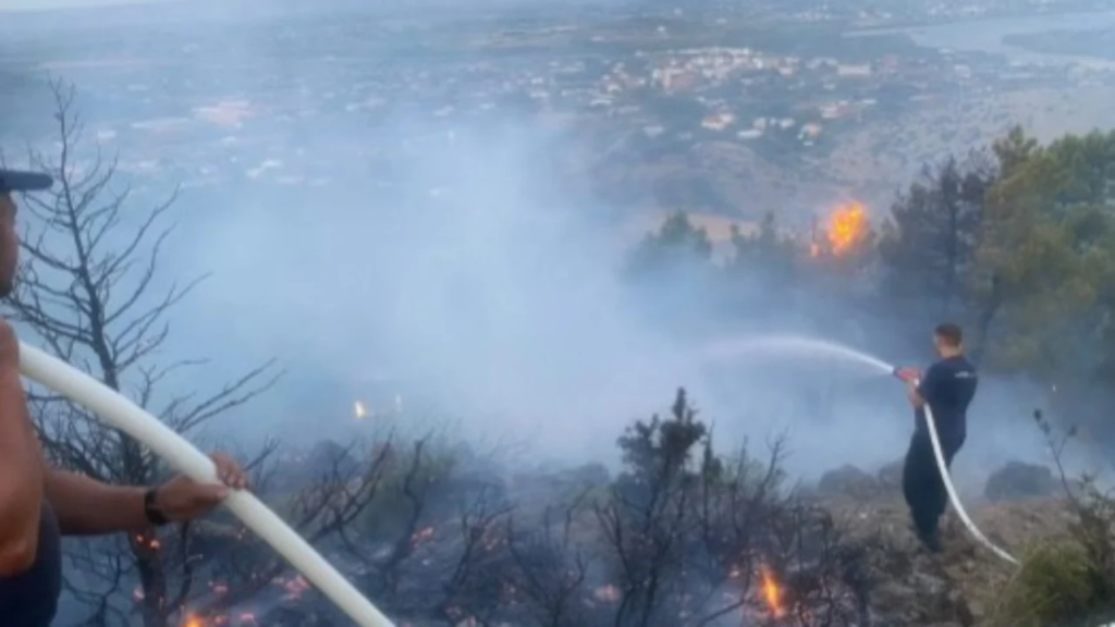 42 vatra zjarri në të gjithë vendin, rritet rreziku në Tiranë, Krujë, Dibër dhe Mallakastër