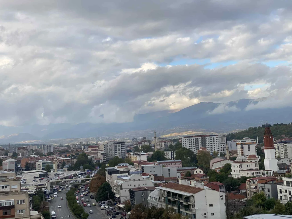 Vranësira, shi dhe rënie temperaturash – ja si do të jetë moti sot
