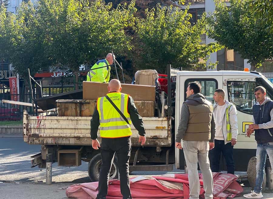 Hiqen tezgat e improvizuara përreth “Bit Pazarit”! Sekuestrohen rreth 500 kilogramë ushqime