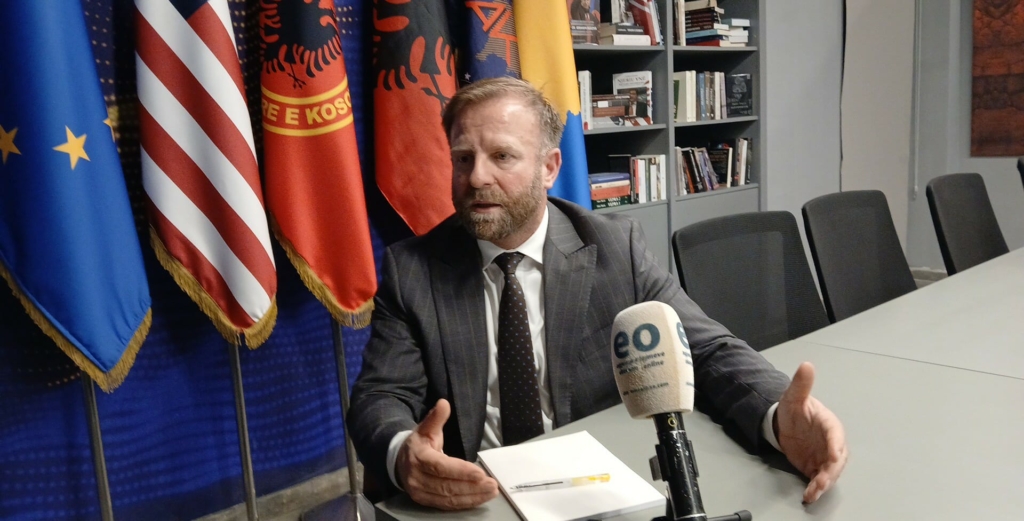 Haki Abazi dorëzon kallëzim penal në Prokurorinë Speciale ndaj Albin Kurtit