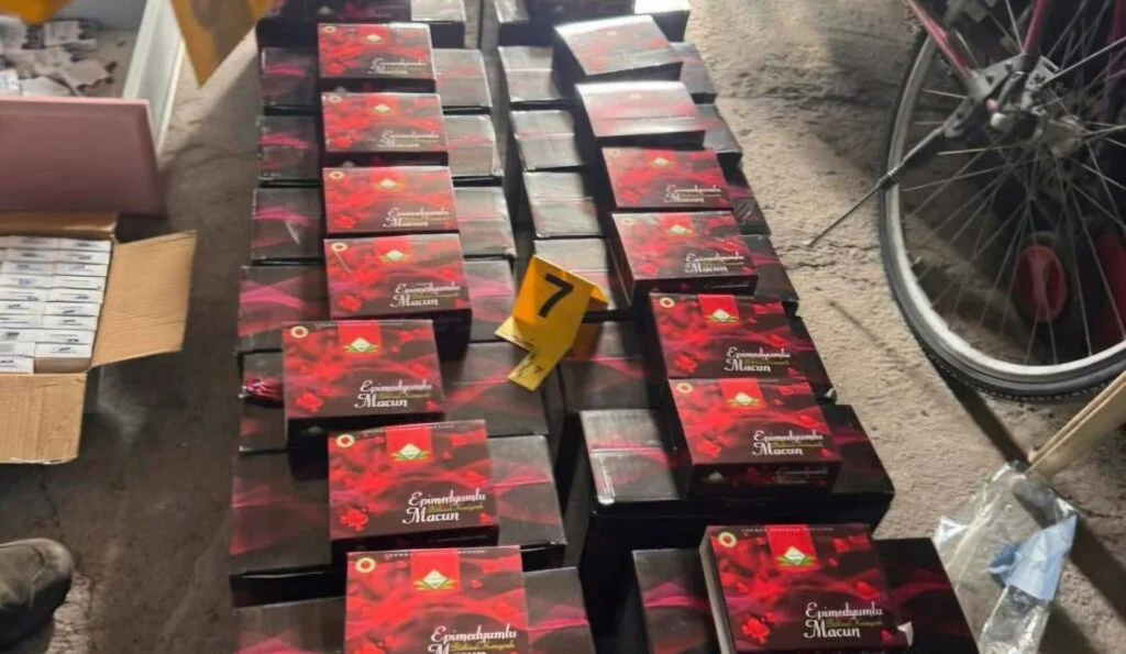 Detaje nga aksioni i djeshëm në Shkup, Tetovë dhe Gjevgjeli, ku u konfiskuan mbi 100 mijë euro, barna, suplemente dhe sende të tjera