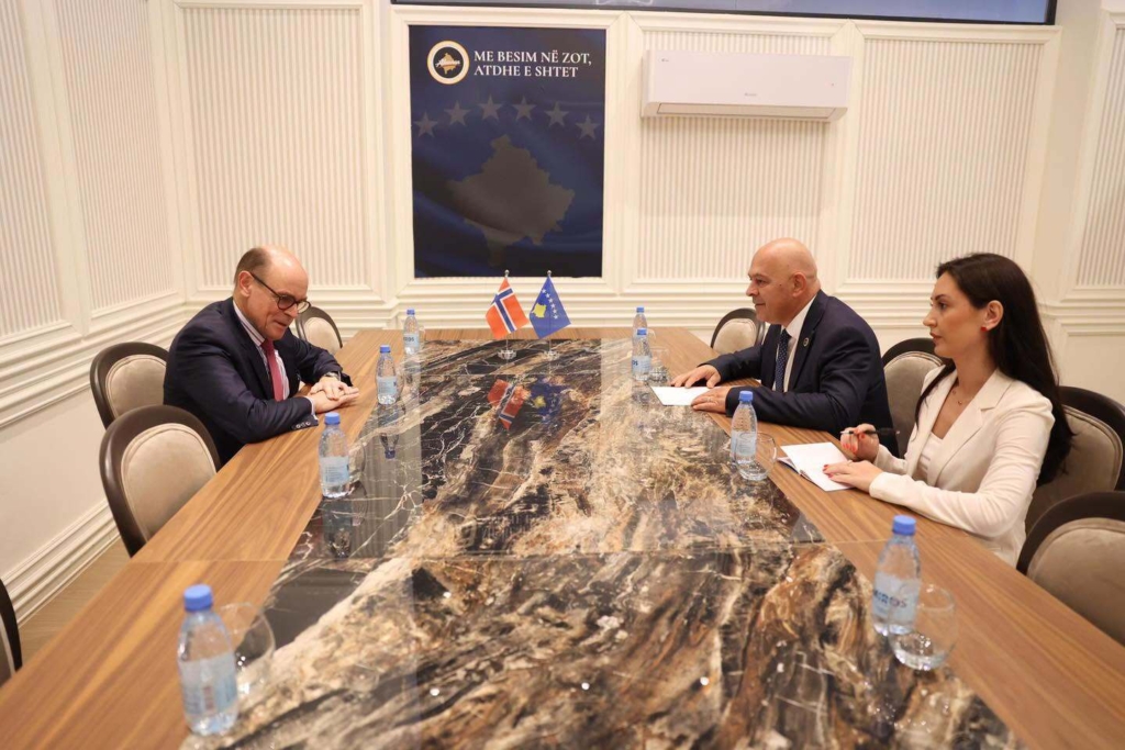 Gjini pas takimit me ambasadorin norvegjez: Populli i Kosovës do ta gjejë rrugën për rivendosjen e demokracisë