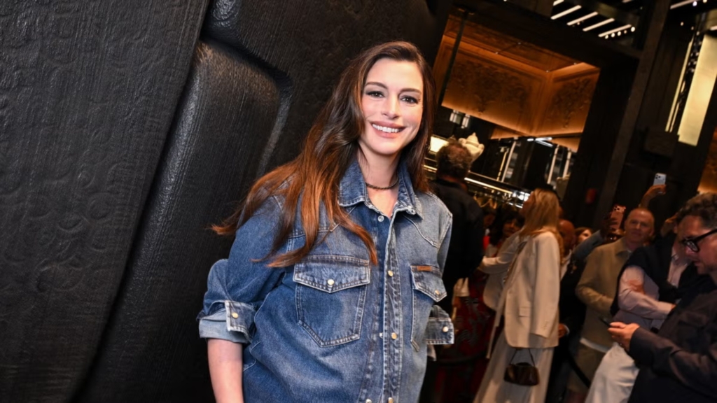 Anne Hathaway e kthen shtatzëninë në një nga momentet më elegante të Javës së Modës!