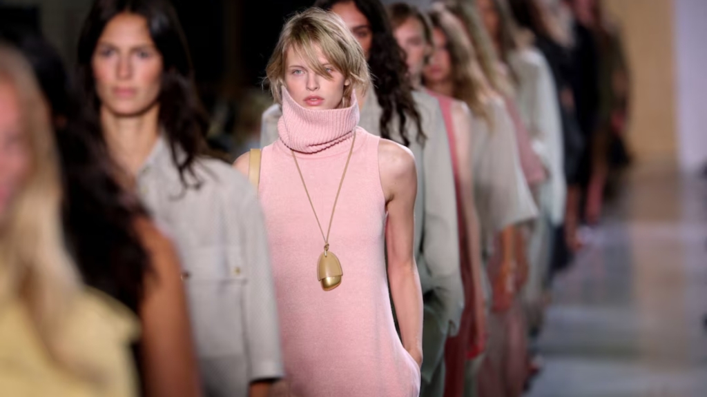 Michael Kors e kthen kopshtin e skulpturave në pasarelë/ Arti frymëzon koleksionin e ri në New York!