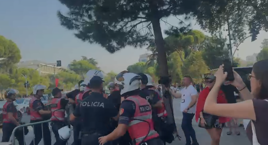 Tensione para Kuvendit! Protestuesi thyen perimetrin e sigurisë dhe kundërshton Policinë (VIDEO)