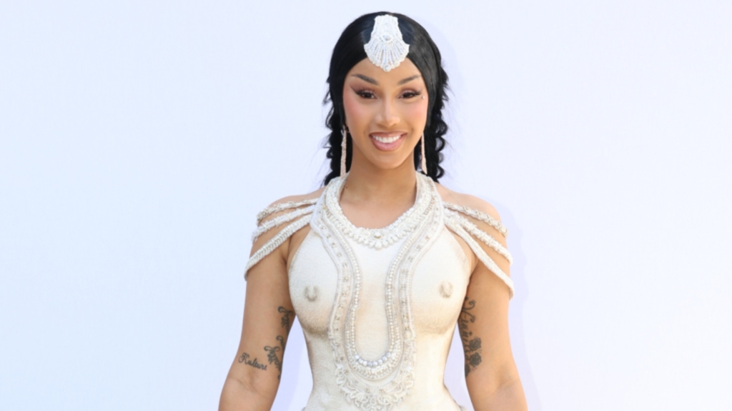 FOTO/Reperja e njohur Cardi B shfaqet duke bërë simbolin e shqiponjës me duar!