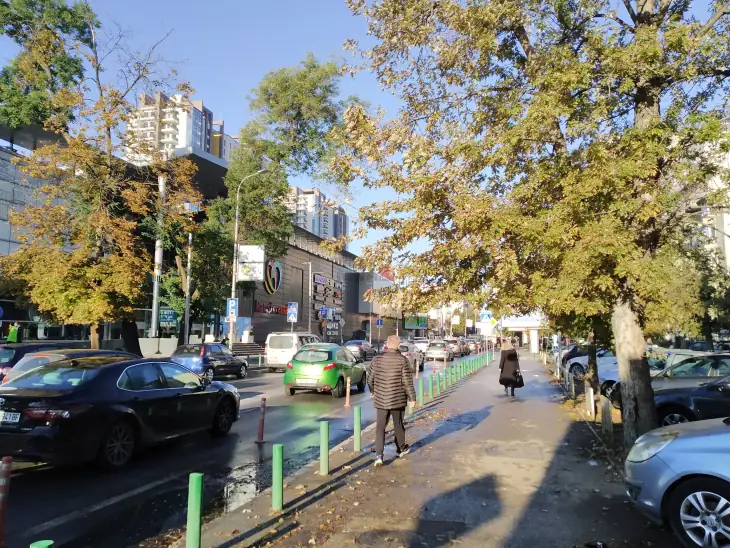 Mot i ndryshueshëm me vranësira dhe periudha me diell, temperaturat nga 6–23°C