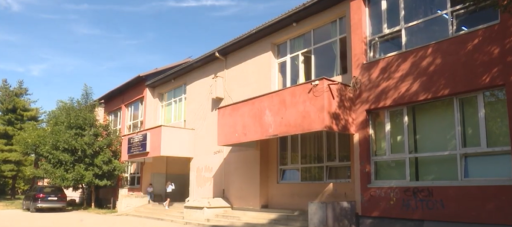 Penko, klasat e para me nga 30 nxënës, mësimdhënësit kërkojnë rikthimin e paraleles së mbyllur